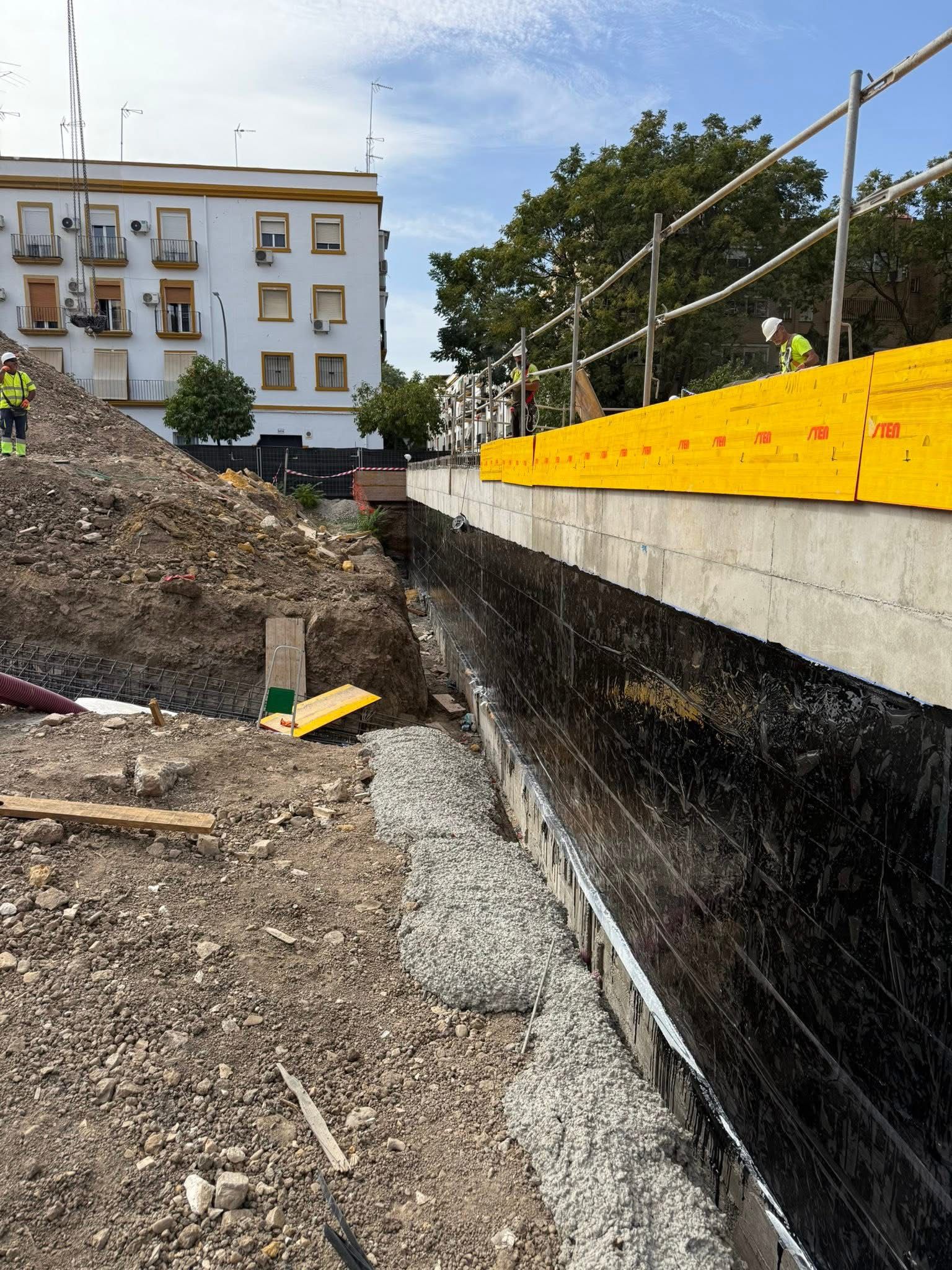 Polibreal en muro de contención 1